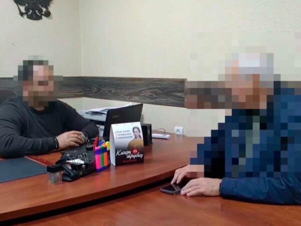 Полиция в Сочи помогла пожилому мужчине избежать крупной финансовой потери. 80-летний пенсионер стал жертвой мошенников, которые получили доступ к его личным данным через фишинговую ссылку в чате. Мошенники выдали себя за сотрудников правоохранительных органов и убедили мужчину передать им около 20 миллионов рублей. Друзья пенсионера обратились в полицию, когда узнали о происходящем. Полицейские оперативно вмешались, остановив пожилого человека на выезде из города и предотвратив крупное мошенничество. Уголовное дело возбуждено, проводится следствие.
