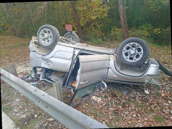 На трассе в Сочи произошло серьезное ДТП с участием внедорожника «Нива». Водитель не справился с управлением, автомобиль вылетел с дороги и перевернулся в селе Нижняя Хобза Лазаревского района.