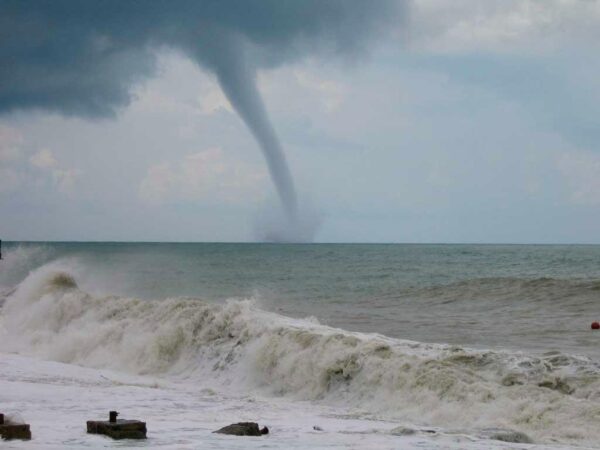 Ливни и смерчи ожидают в Сочи ближайшей ночью