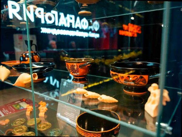 Уникальная выставка в Сириусе: античные праздники древних греков