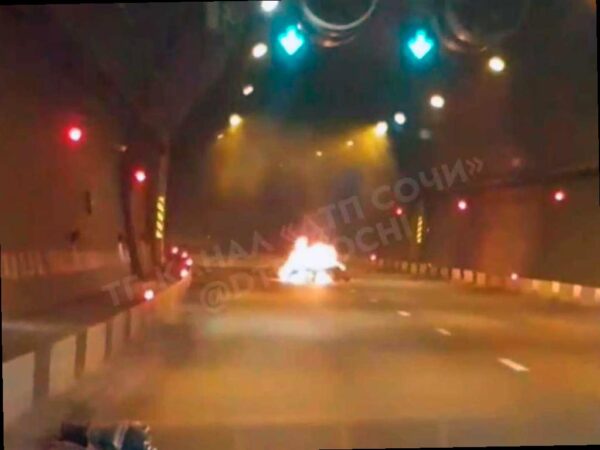 Мотоцикл загорелся в тоннеле в Сочи