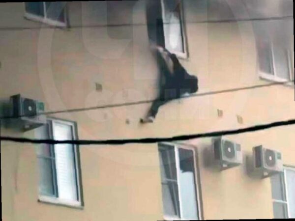 Женщина спаслась, выпрыгнув из окна во время пожара в автосервисе на улице Транспортной в Сочи. Огонь перекинулся на соседние здания, затронув площадь более 1000 квадратных метров. На месте работают пожарные, спасатели, специалисты Водоканала и энергетики. Пока нет информации о погибших, но есть данные о трех пострадавших. Женщина с переломом была госпитализирована. Очевидцы запечатлели момент, когда она спрыгнула с верхнего этажа здания. (Источник: [sochinews.io](https://sochinews.io/wp-content/uploads/2025/12/4-116.jpg))