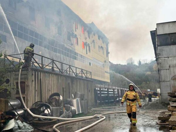 Мэр Сочи выразил обеспокоенность возможным нахождением людей в зоне пожара