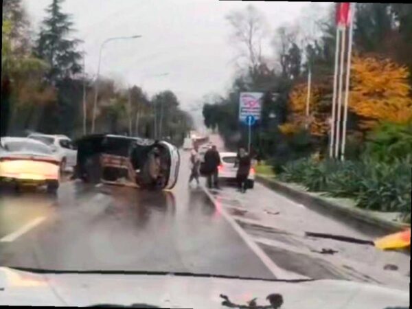 На трассе «Сочи — Адлер» в Хосте произошло дорожно-транспортное происшествие. Легковой автомобиль перевернулся возле автозаправочной станции «Роснефть». На данный момент информация о пострадавших уточняется. Движение затруднено из-за аварии, образовалась автомобильная пробка.