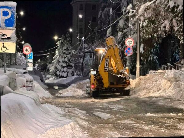 Погода в Сочи: высота снега в Красной Поляне превысила 70 см, улицы чистят почти 200 единиц спецтехники