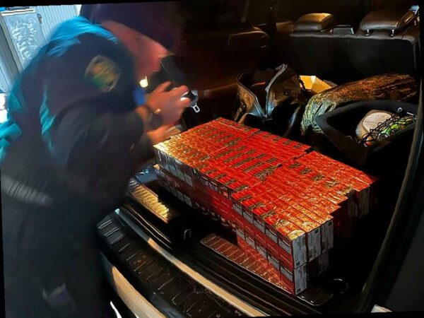 В Сочи задержали автомобиль Mercedes-Benz, который перевозил контрабандные сигареты из Абхазии. Таможенники и сотрудники ФСБ обнаружили тайники с табачной продукцией под капотом, за сидениями и в полостях задних крыльев машины. Всего было изъято более полутора тысяч пачек сигарет марки «CHAPMAN» из Германии без необходимой маркировки и акцизных марок России. Автомобиль и контрабанду изъяли, а возбуждено уголовное дело о контрабанде.