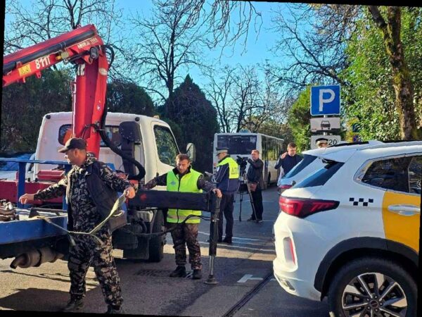 Эвакуация автомобилей за нарушение парковки в центре Сочи
