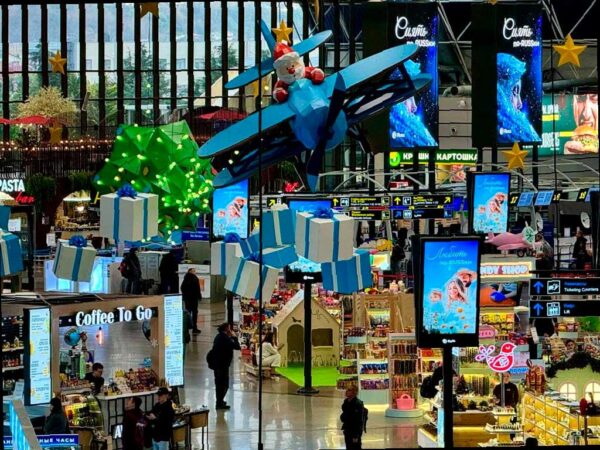 Сочинский аэропорт встречает Новый год в праздничном наряде