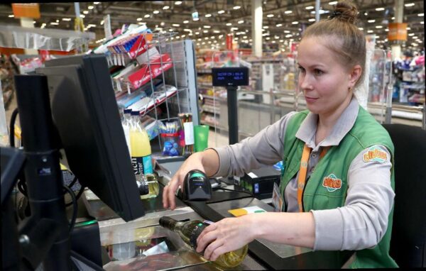 В России рассматривается ужесточение наказания за покупку алкоголя несовершеннолетним. Депутаты Госдумы планируют внести законопроект с изменениями сегодня, 12 декабря. Согласно предложению, штрафы за такие нарушения могут увеличиться в десять раз.