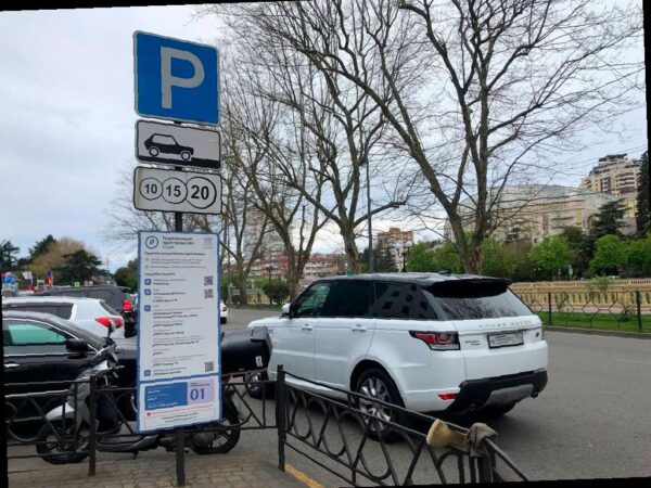 В новогодние праздники все городские парковки в Сочи станут бесплатными. С 31 декабря по 11 января на платных муниципальных парковках не нужно будет платить за стоянку, как сообщили в администрации курорта.