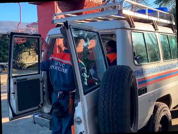 В Сочи спасатели помогли мужчине, который упал со скалы в реку