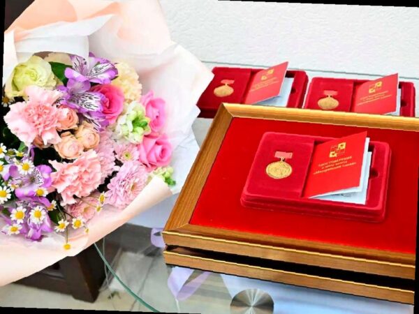 Многодетные матери Сочи получили знаки «Материнская слава»