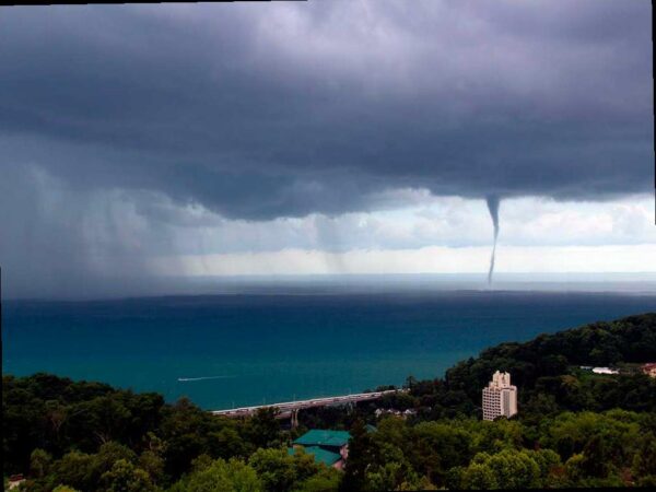Штормовое предупреждение в Сочи: лавины в горах и смерчи над морем