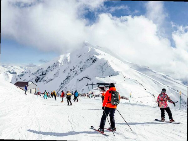 Аномально тёплая погода привела к переносу начала горнолыжного сезона на курорте «Роза Хутор» в Сочи. Старт запланирован на 29 декабря из-за отсутствия достаточного снежного покрова. Высота снега в горах находится на минимуме за 12 лет, а искусственное оснежение затруднено из-за высокой температуры воздуха.