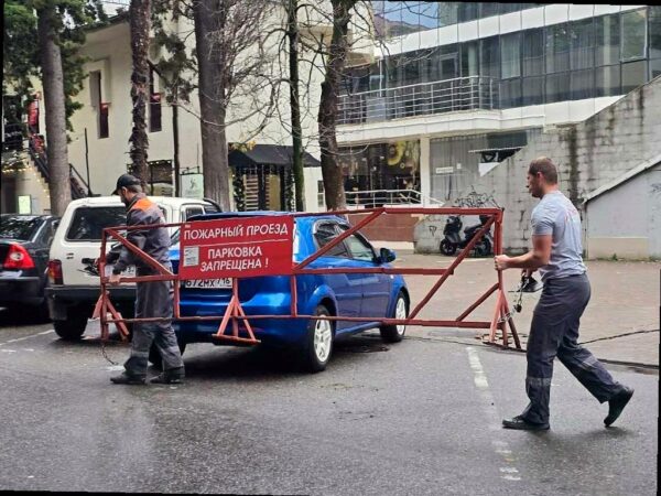 В Сочи убирают незаконные парковочные заграждения