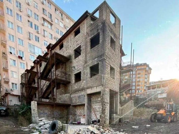 Власти Сочи начали снос трех незаконно построенных зданий