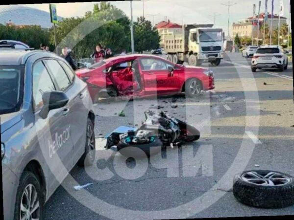 В Сириусе произошло дорожное происшествие с участием мотоциклиста