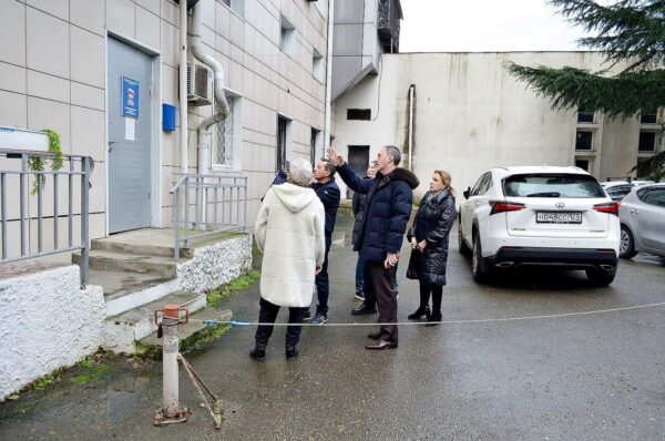 «Виктор Тепляков осмотрел приемную ‘Единой России’ в Сочи перед ремонтом»