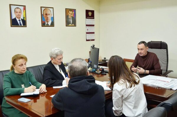 «Виктор Тепляков принял участие в обсуждении важных вопросов в Общественной приёмной «Единой России»»