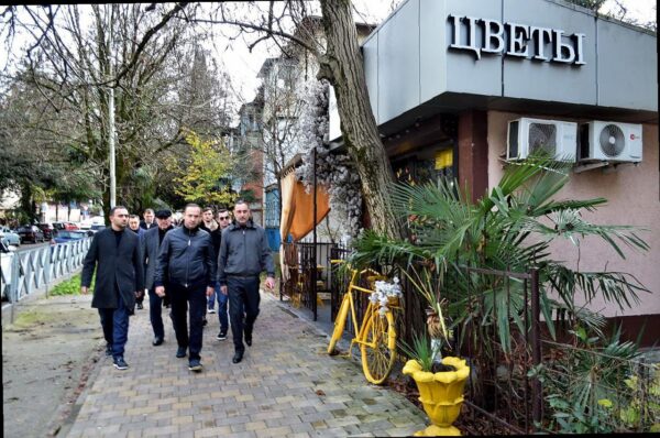 «Виктор Тепляков встретился с жителями в ТОС «КСМ» в центре Сочи»