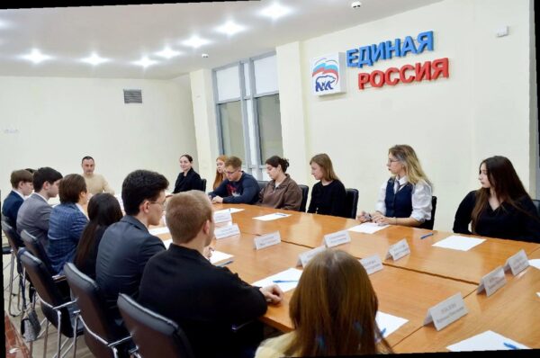 «Виктор Тепляков обсудил идеи с молодежью Сочи»