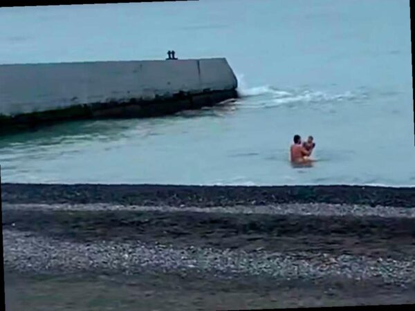 В Сочи мужчина купал в зимнем море детей, полиция разыскивает «моржа»