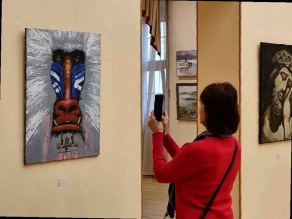 В Сочи открылась интересная художественная выставка под названием «Академические линии». Она проходит в Художественном музее имени Дмитрия Жилинского и представляет работы известных российских художников, сотрудничающих с галереей «Вне времени».