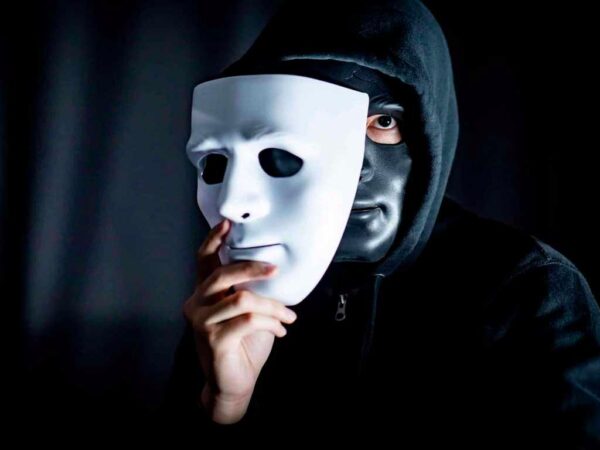 Житель Сочи стал жертвой мошенников после того, как лишился всех своих денег