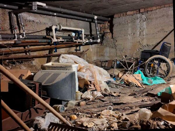 В Сочи продолжается уборка подвалов в домах