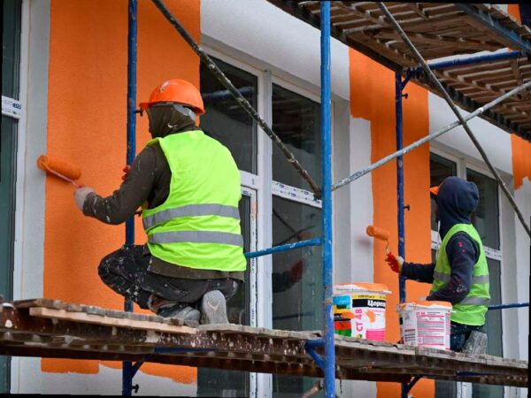 Запрет на найм иностранных работников с патентом вступил в силу в Сочи с 1 января. Это решение распространяется на все сферы деятельности в регионе. Единственное исключение — строительство социальных объектов. Однако и это исключение будет отменено с 1 марта.