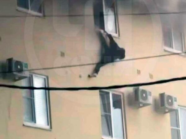 Женщина, которая получила серьезные травмы во время пожара на улице Транспортной в Сочи, скончалась в больнице.