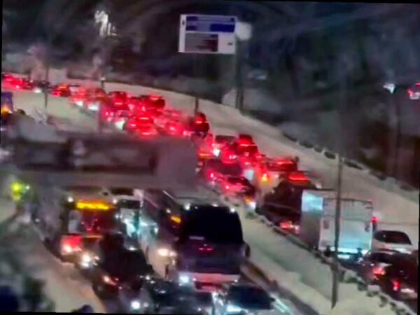 В Красной Поляне возникли пробки из-за снегопадов