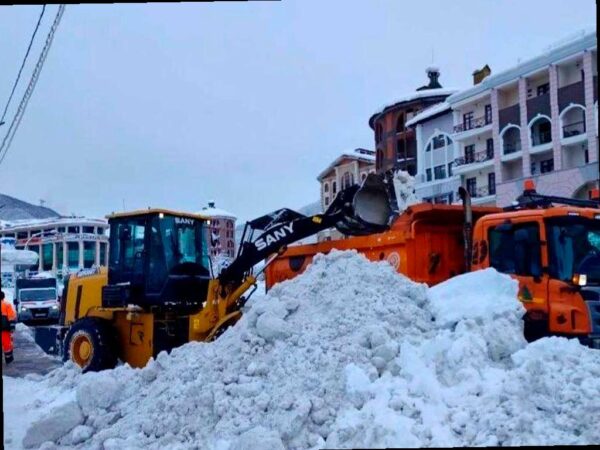 За новогодние праздники в Сочи было убрано 70 тысяч кубометров снега. Сильные снегопады создали непростую ситуацию для городских служб. Особенно трудно было с транспортом, особенно в горных районах курорта. Работы по уборке дорог ведутся круглосуточно. Глава города Андрей Прошунин сообщил, что уже вывезли 70 тысяч кубометров снега. В Красной Поляне также активно борются с нарушителями парковки.