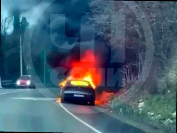 Машина загорелась на трассе в Сочи