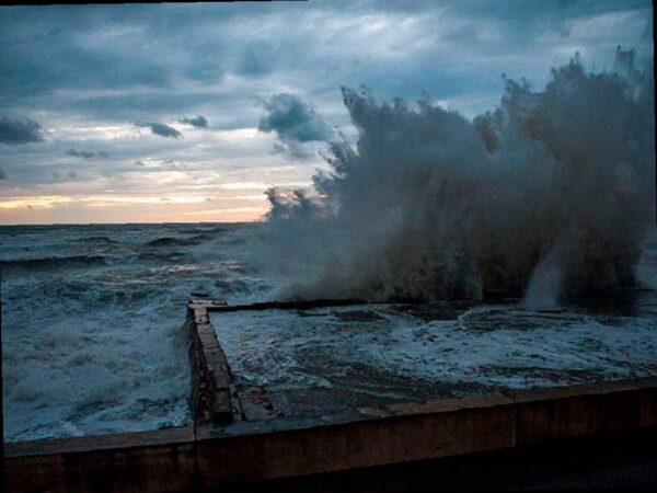 В Сочи объявлено штормовое предупреждение