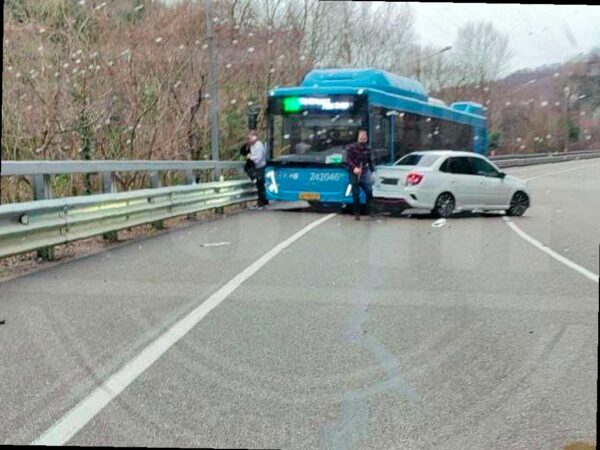Легковушка столкнулась с автобусом на дороге в Сочи