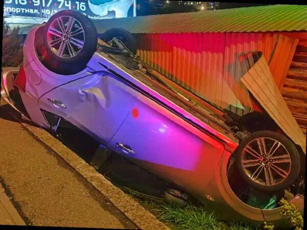 Вечером 10 января в Сочи произошло дорожно-транспортное происшествие возле дома №40 на улице Транспортной. По информации местной Госавтоинспекции, 23-летний водитель автомобиля «ВАЗ» с маленьким стажем вождения столкнулся с другим автомобилем «KIA» при перестроении. В результате «KIA» вылетел с дороги и перевернулся на крышу.