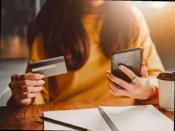 В Сочи задержаны мошенники, которые обманом получили у женщины 7 млн рублей, притворяясь сотрудниками правоохранительных органов.