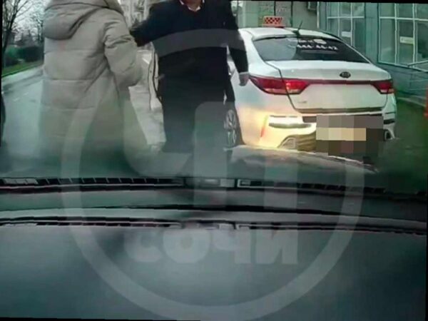 Таксист в Сочи вступил в конфликт с женщиной из-за парковки, полиция проверяет
