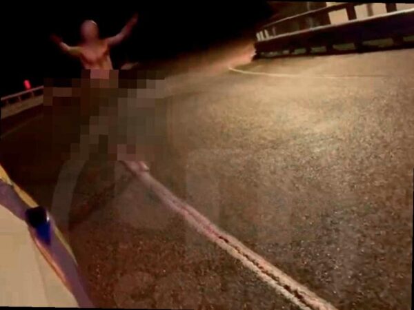 Голый «зомби» пугал водителей на трассе в Сочи