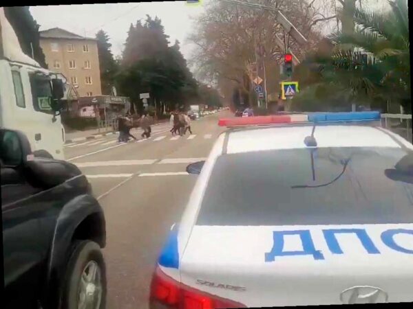 Инспекторы в Сочи используют громкоговорители для обучения ПДД