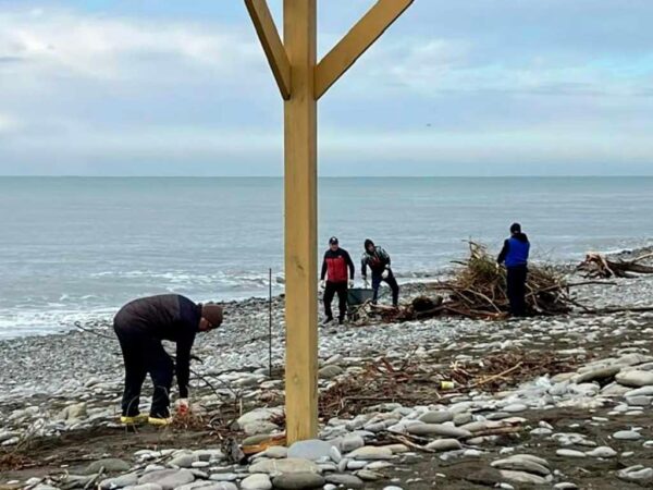 В Сочи убирают пляжи после шторма