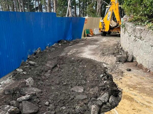 В Хостинском районе Сочи ведется восстановление аварийного участка дороги в микрорайоне Малый Ахун. Специалисты из Муниципального центра управления (МЦУ) сообщили о трудностях, которые возникли в процессе ремонта.