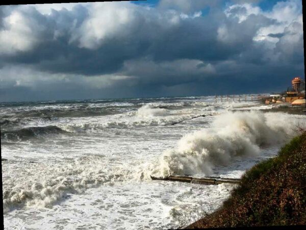 В Сочи прогнозируют усиление ветра и шторм