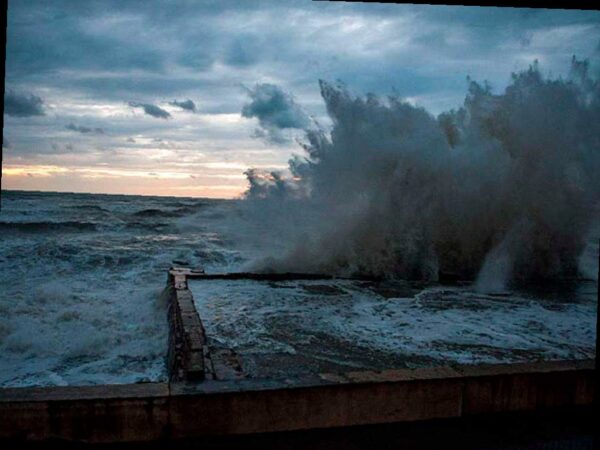 Шторм в Сочи: волны могут достигать 4,5 метра!