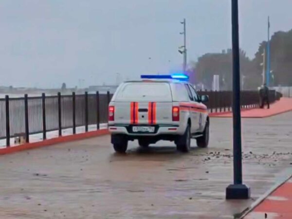 В Сочи отдыхающих просят покинуть набережные из-за шторма