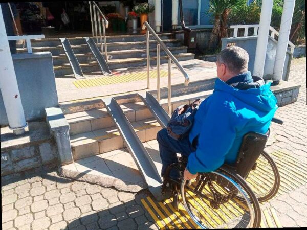 Магазины и кафе в центре Сочи проверили на доступность для маломобильн