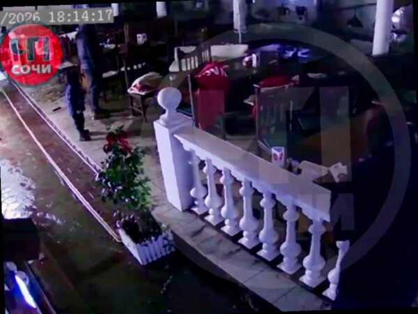 В Сочи штормовая волна затопила кафе и смыла людей