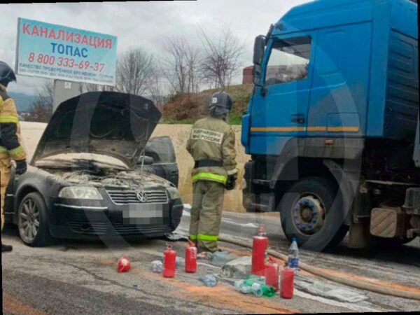 В Сочи на трассе загорелся автомобиль