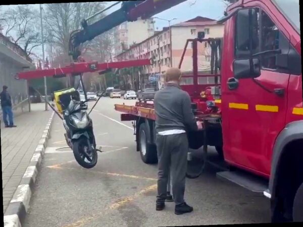 В Сочи подросток на мопеде без прав пытался убежать от полицейских